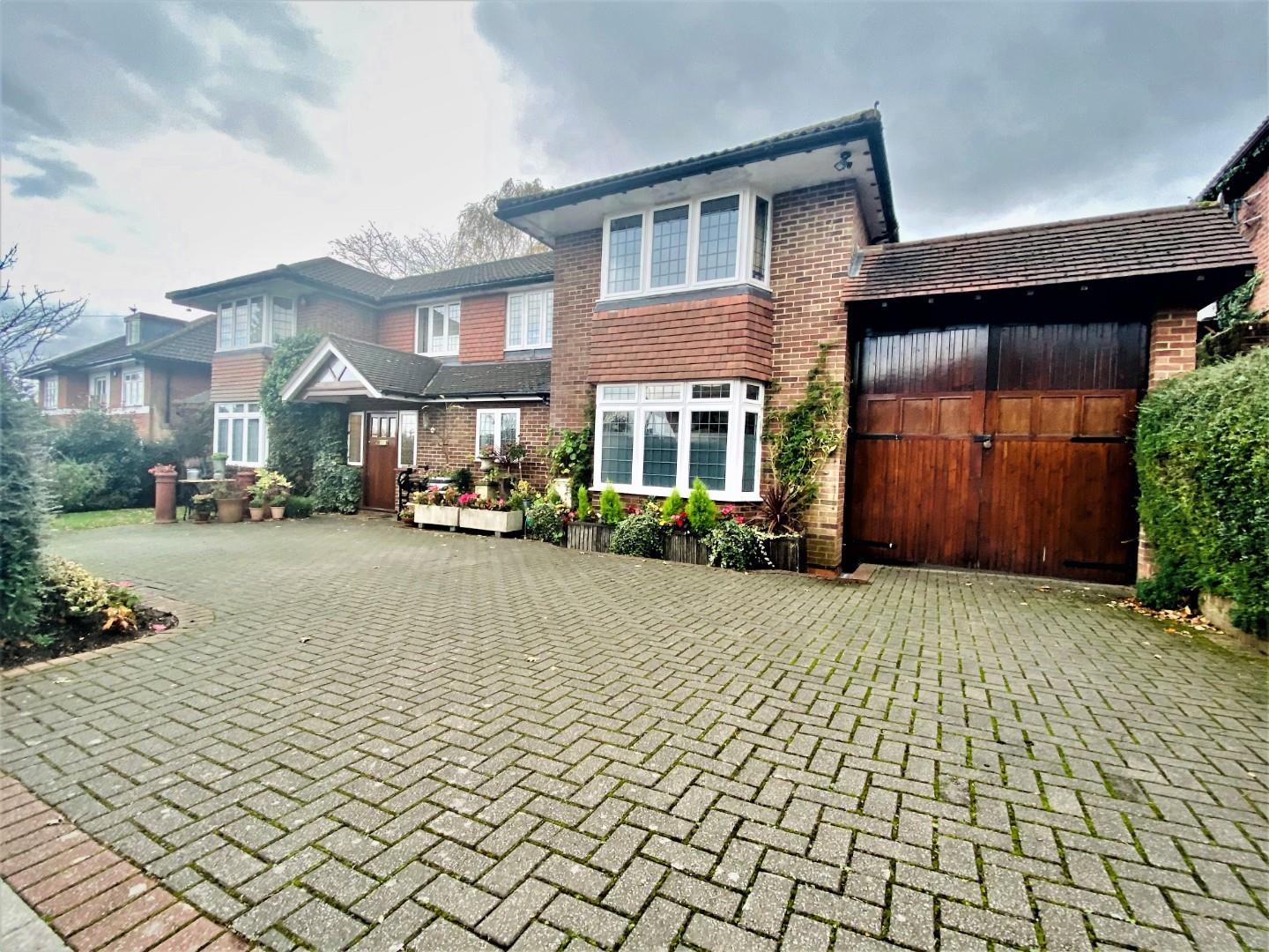 5 bed property in Abbey View, Mill Hill